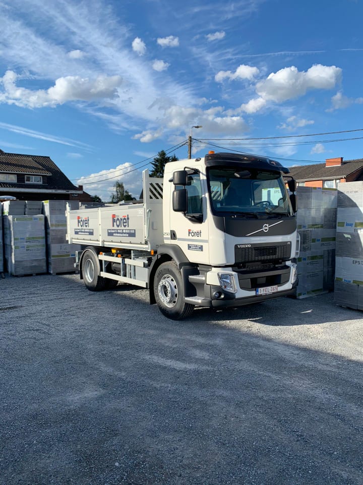 Nouveaux camions avec grue - matérieux forêt Wanze Nouveaux camions avec grue - matérieux forêt Wanze